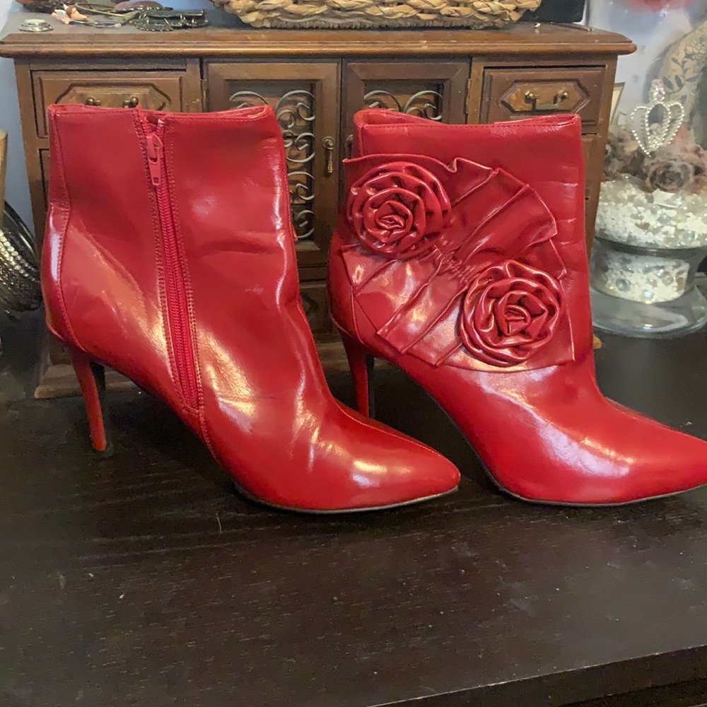 Sexy red booties!